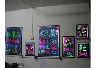 LED-Blätternanschlagbrettbulletins und farbenreiche geführte Zeichen der Schilder im Freien