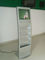 Kiosk der 17 Zoll-Stand-allein digitalen Beschilderung gesetzt mit Zeitschrift, Katalog